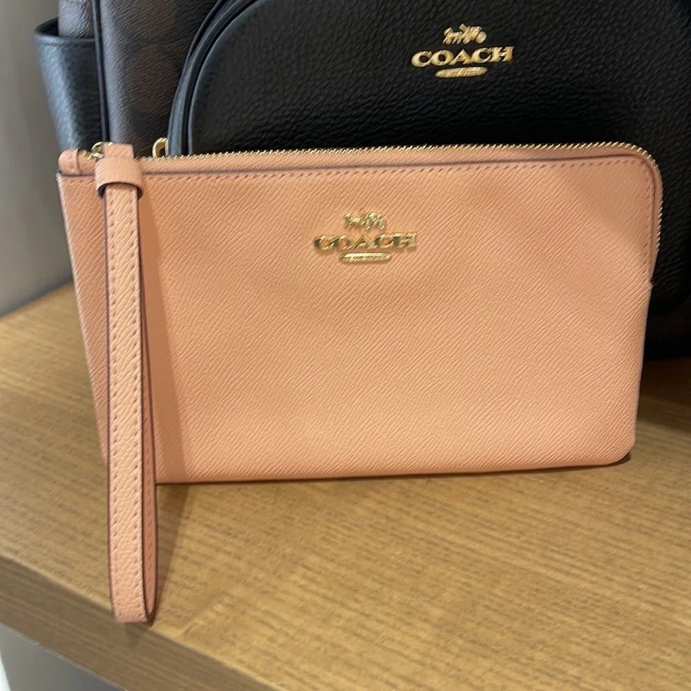 Coach Large Corner Zip Wristlet
IM/Faded Blush - Picture 13 of 16